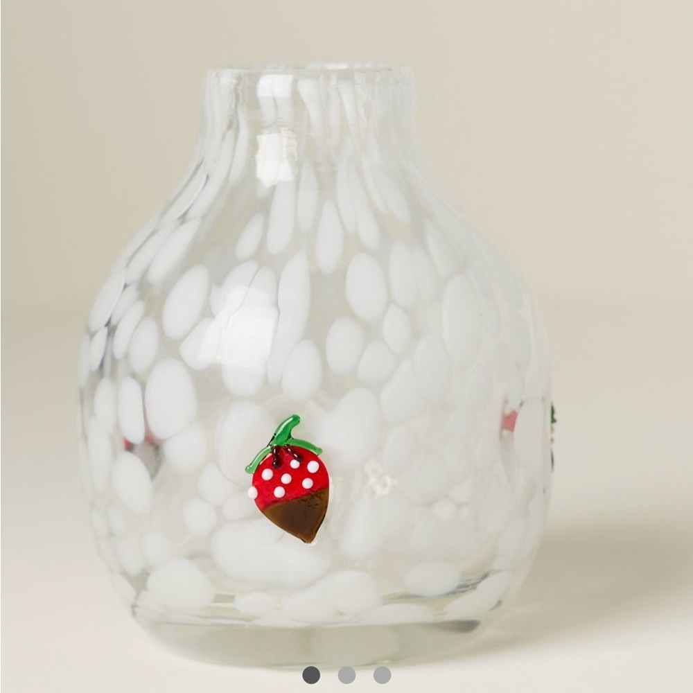 NWT. New in box Valentines Icon Confetti Glass Vase in Chocolate Strawberry